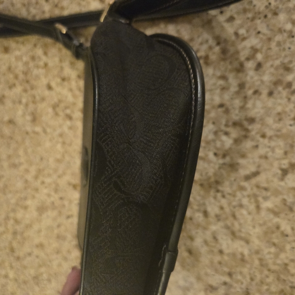 Elegant Black Vintage Gucci Shoulder Bag - Picture 14 of 14